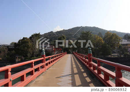 青空と白む空と山と朱塗りの鳥居と橋と川のある風景 89006932