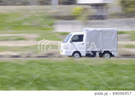 走る車　流し撮り 89006957