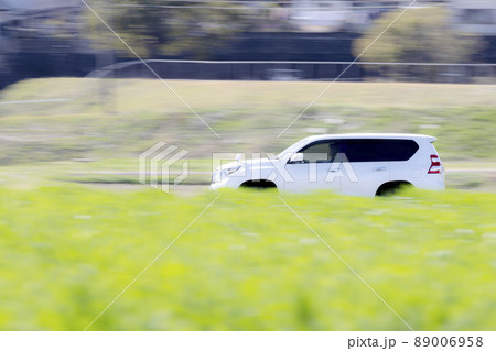 走る車　流し撮り 89006958