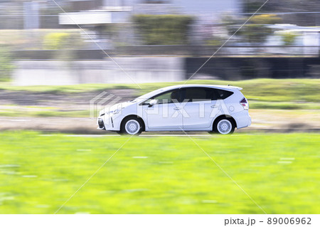 走る車　流し撮り 89006962