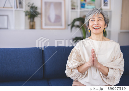グレーヘアのおしゃれな女性 グレーヘアのおしゃれな女性 89007519