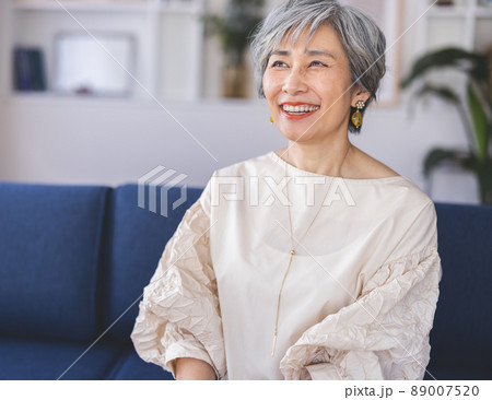 グレーヘアの女性 89007520