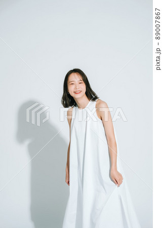 自然体な女性ポートレート 89007867