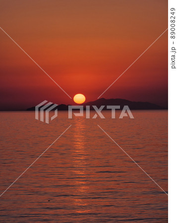 瀬戸内海の島陰に沈む夕日、縦構図 瀬戸内海の島陰に沈む夕日、縦構図 89008249