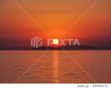 瀬戸内海の島陰に沈む夕日、横構図 瀬戸内海の島陰に沈む夕日、横構図 89008253
