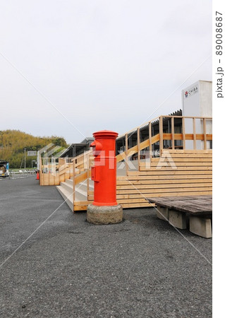 千葉 南房総 丸ポストのある風景(道の駅富楽里とみやま・仮設駅舎) 千葉 南房総 丸ポストのある風景(道の駅富楽里とみやま・仮設駅舎) 89008687
