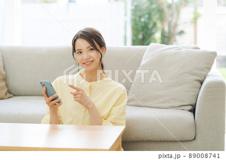 自宅でくつろぐ女性 自宅でくつろぐ女性 89008741