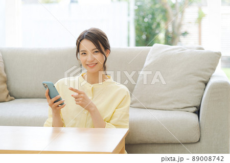 自宅でくつろぐ女性 自宅でくつろぐ女性 89008742