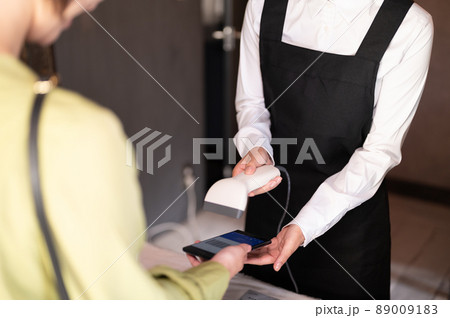 カフェでキャッシュレス決済する女性 撮影協力「洋菓子店 sentiment」 カフェでキャッシュレス決済する女性 撮影協力「洋菓子店 sentiment」 89009183