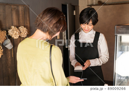 カフェでキャッシュレス決済する女性　撮影協力「洋菓子店　sentiment」 89009266