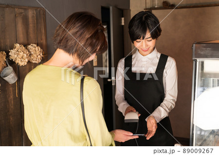 カフェでキャッシュレス決済する女性　撮影協力「洋菓子店　sentiment」 89009267