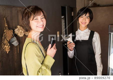 カフェでキャッシュレス決済する女性 撮影協力「洋菓子店 sentiment」 カフェでキャッシュレス決済する女性 撮影協力「洋菓子店 sentiment」 89009270