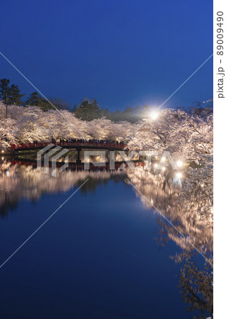 満開の弘前城の桜 89009490