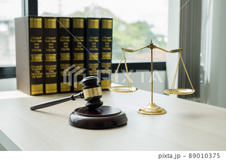 The judge's gavel at the law firm has scales, scales of justice, and litigation documents. Concepts of law and justice 89010375