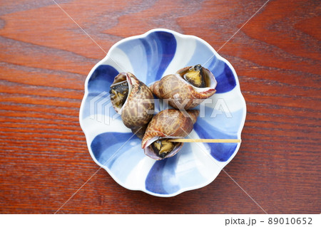 小皿に盛り付けられたバイガイ煮つけ 89010652