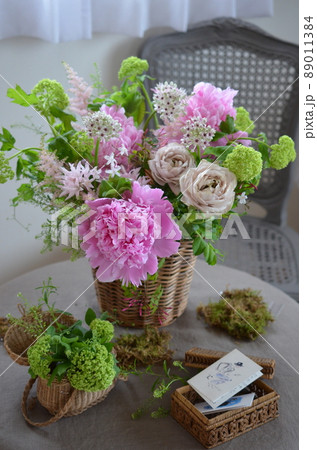 ピンクの芍薬とベージュのバラのアレンジメント ピンクの芍薬とベージュのバラのアレンジメント 89011384