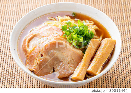 醤油ラーメン。具は、チャーシュー・メンマ・青ねぎ。 醤油ラーメン。具は、チャーシュー・メンマ・青ねぎ。 89011444