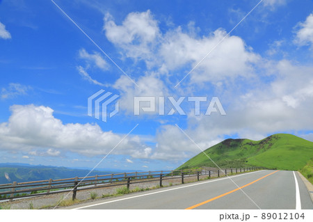 杵島岳山頂が見える初夏の阿蘇パノラマラインの爽やかな景色 杵島岳山頂が見える初夏の阿蘇パノラマラインの爽やかな景色 89012104