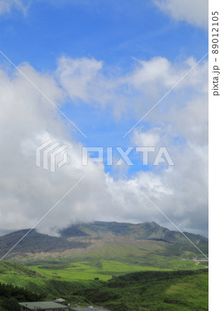 噴煙が立ち込める阿蘇山の景色 噴煙が立ち込める阿蘇山の景色 89012105