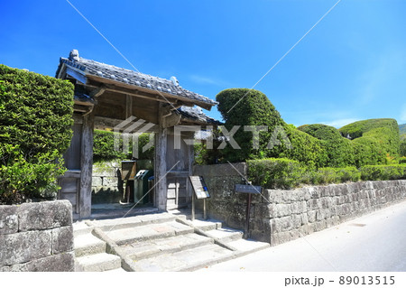 【鹿児島県】快晴下の知覧武武家屋敷通り  89013515