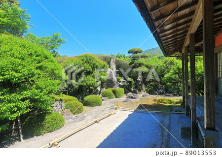 【鹿児島県】快晴下の知覧武武家屋敷（平山亮一邸庭園） 89013553