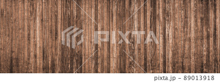 木目のある暗い茶色の板張りの横長のウッドデッキを俯瞰した背景画像 89013918