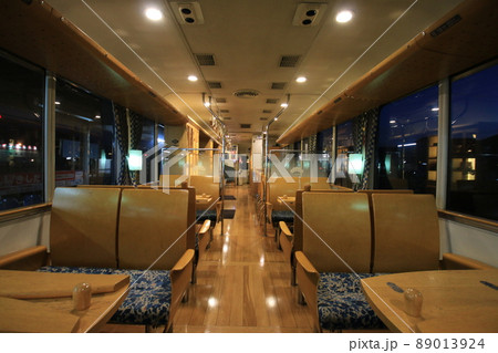 京都丹後鉄道 KTR700形「丹後あおまつ」の座席とテーブル 89013924