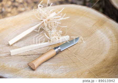 アウトドアナイフとフェザースティック　アウトドア　ブッシュクラフトイメージ 89013942