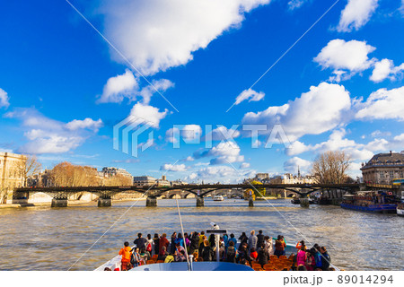 冬のパリ セーヌ川クルーズ ※一部ソフトフォーカス 冬のパリ セーヌ川クルーズ ※一部ソフトフォーカス 89014294