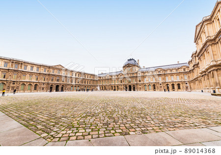 パリ　ルーヴル美術館 89014368