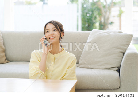 電話をする女性 89014401