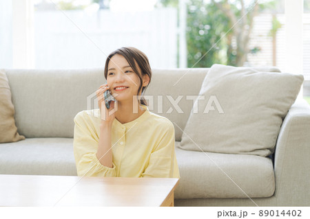 電話をする女性 電話をする女性 89014402