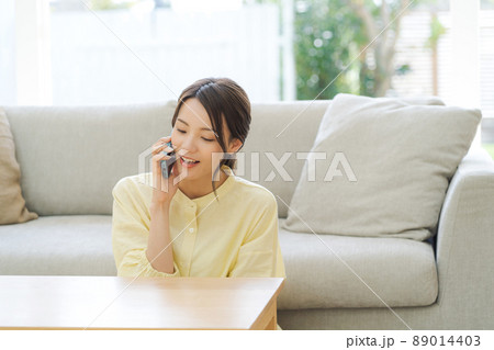 電話をする女性 89014403