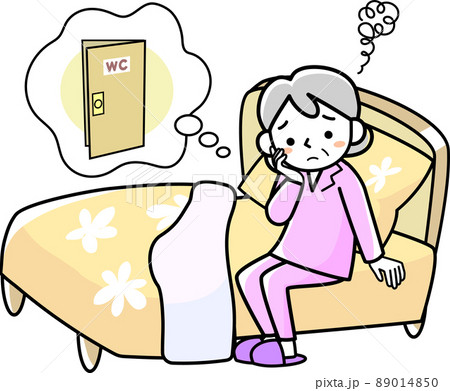 トイレに行きたくて目が覚めてしまうシニア女性 トイレに行きたくて目が覚めてしまうシニア女性 89014850