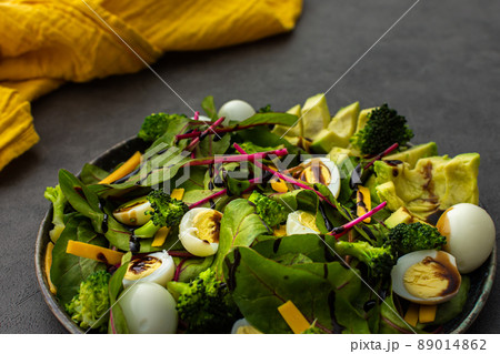 Salad with quail eggs, avocado and cheese 89014862