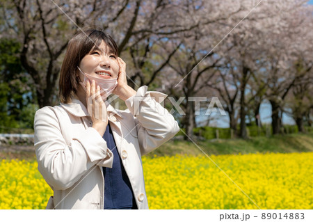 マスクをした女性 春のイメージ 89014883