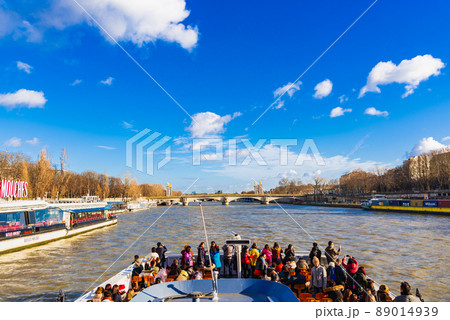冬のパリ　セーヌ川クルーズ　※一部ソフトフォーカス 89014939