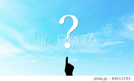人差し指とクエスチョンマークのシルエットと青空_ワイド 人差し指とクエスチョンマークのシルエットと青空_ワイド 89015293