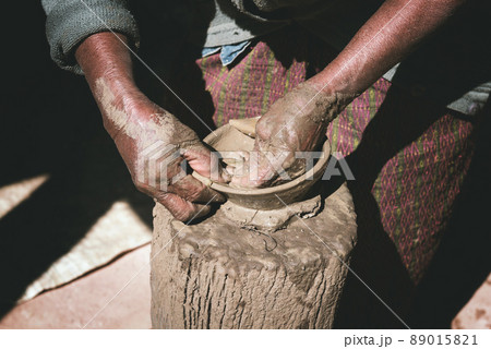 potter making dishes potter making dishes 89015821