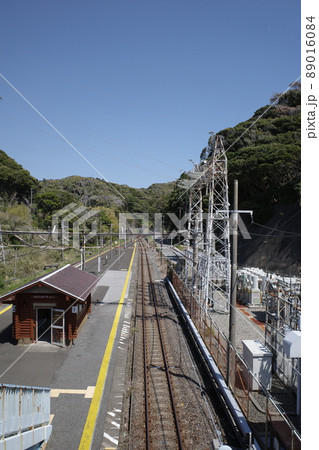 千葉県外房線の鵜原駅ホームと周りの風景 千葉県外房線の鵜原駅ホームと周りの風景 89016084