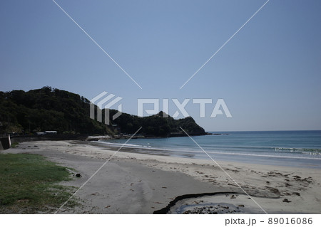千葉県勝浦市の鵜原海水浴場からみた鵜原理想郷 千葉県勝浦市の鵜原海水浴場からみた鵜原理想郷 89016086