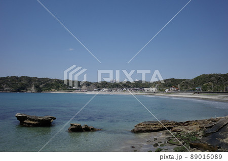 青い空と青い海が美しい鵜原海水浴場 89016089
