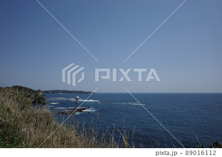 快晴の鵜原理想郷から見る勝浦海中展望塔 89016112