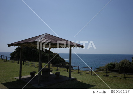 快晴の鵜原理想郷の手弱女平にある東屋と海の風景 快晴の鵜原理想郷の手弱女平にある東屋と海の風景 89016117
