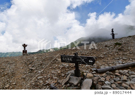 常念岳　常念乗越の道標　一の沢方面み向かう登山道 89017444