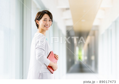 オフィスのビジネスウーマン 89017473