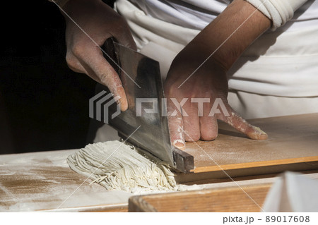 蕎麦を打つ ソバ切り 蕎麦を打つ ソバ切り 89017608