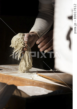 蕎麦を打つ 打粉を振る 蕎麦を打つ 打粉を振る 89017612