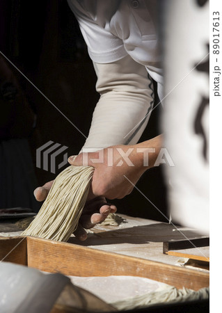 蕎麦を打つ　打粉を振る 89017613