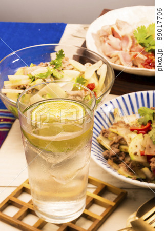 ハイボールと料理 89017706